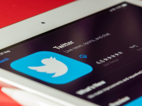 Close up of Twitter download page on Apple App Store