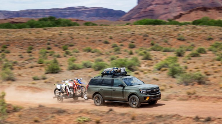 ford suv towing in desert